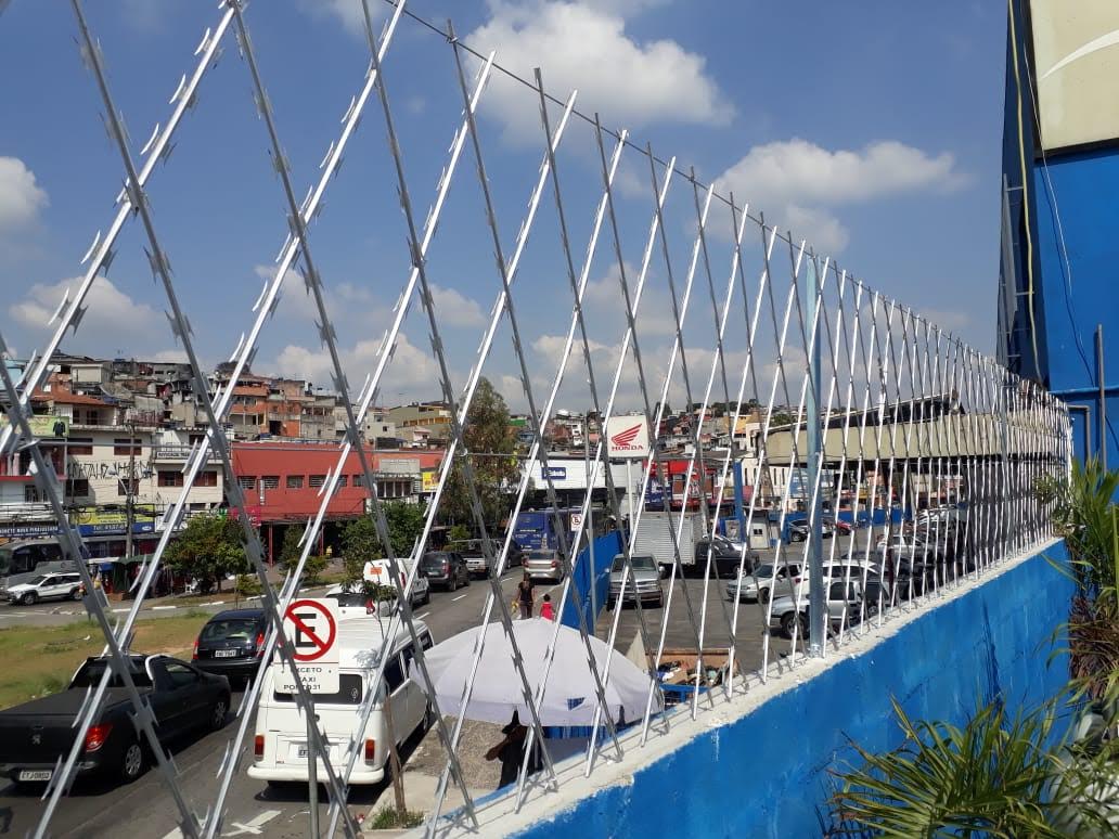 Instalação de gradil com tela em estabelecimento comercial em São Paulo